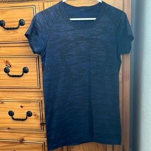 Lululemon women’s t-shirt